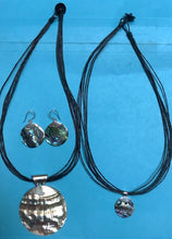 Load image into Gallery viewer, Earrings Sterling Silver Round Abalone Shell 2.5 cm