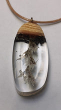 Load image into Gallery viewer, Pendant natural wood White flower and resin 3.5x2cm