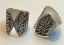 Load image into Gallery viewer, Tribal Silver Ring Zig Zag 18 mm wide