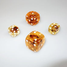 Load image into Gallery viewer, Dice Amber in resin 3cm
