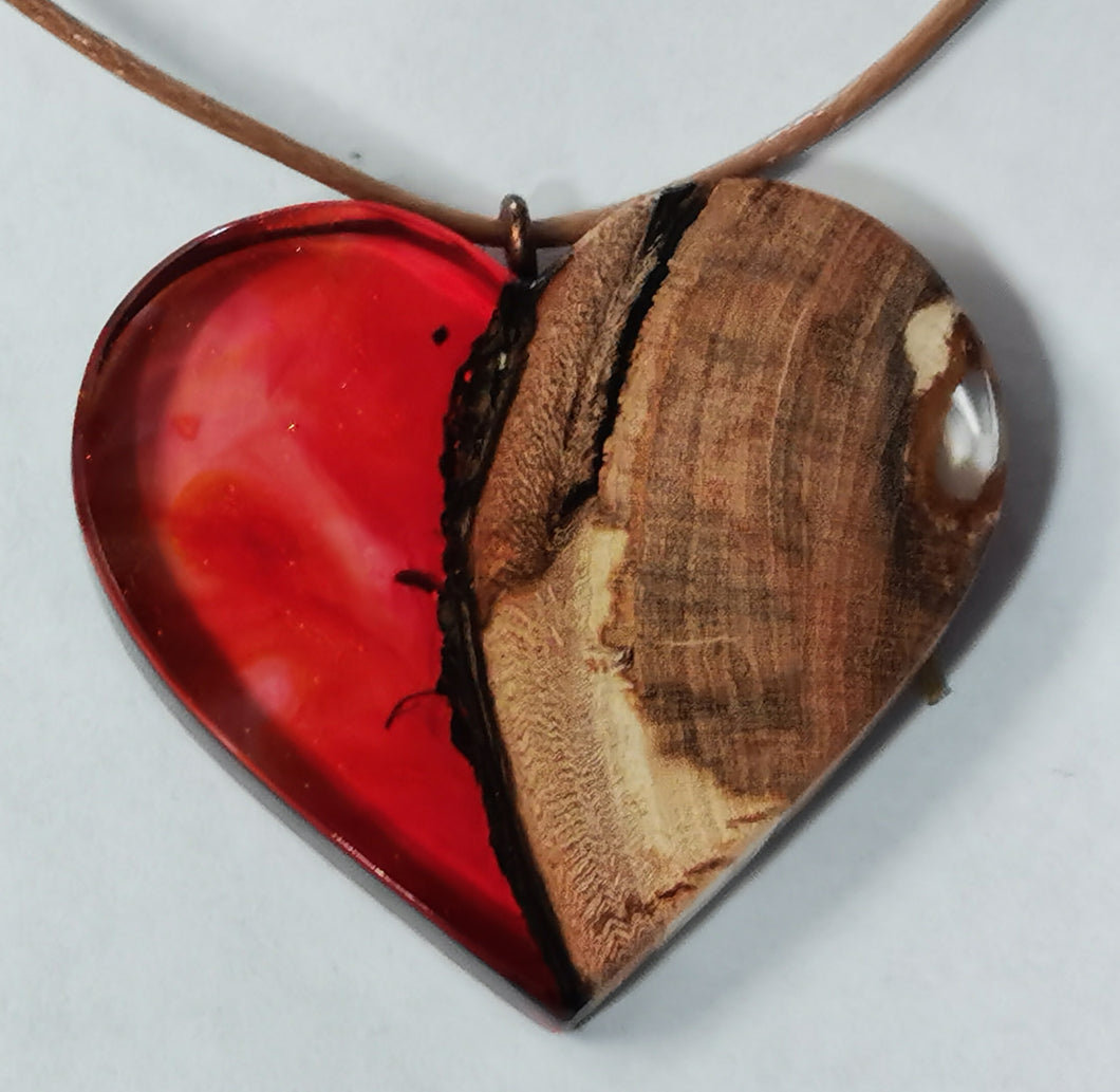 Pendant natural wood and resin Red Heart 3x3.6cm